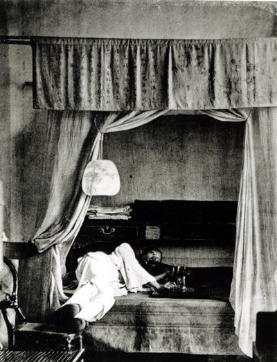 Mann raucht Opium, aus Illustrations of China and its people von J. Thompson, veröffentlicht in London, 1873 von English Photographer